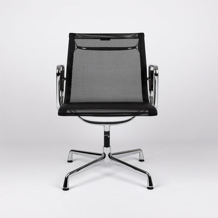 688 Vitra Eames Aluminium Chair EA 108 Mesh nero schwarz – Frontalansicht 