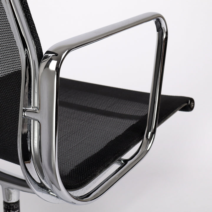 688 Vitra Eames Aluminium Chair EA 108 Mesh nero schwarz – Detailansicht Seitenprofil rechts