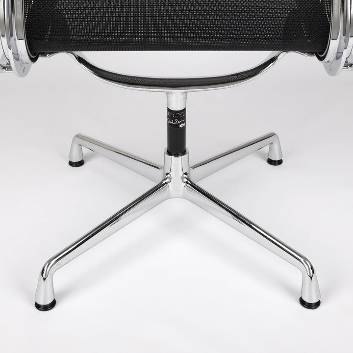 688 Vitra Eames Aluminium Chair EA 108 Mesh nero schwarz – Detailansicht Gestell