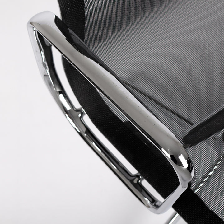 688 Vitra Eames Aluminium Chair EA 108 Mesh nero schwarz – Detailansicht Armlehne rechts