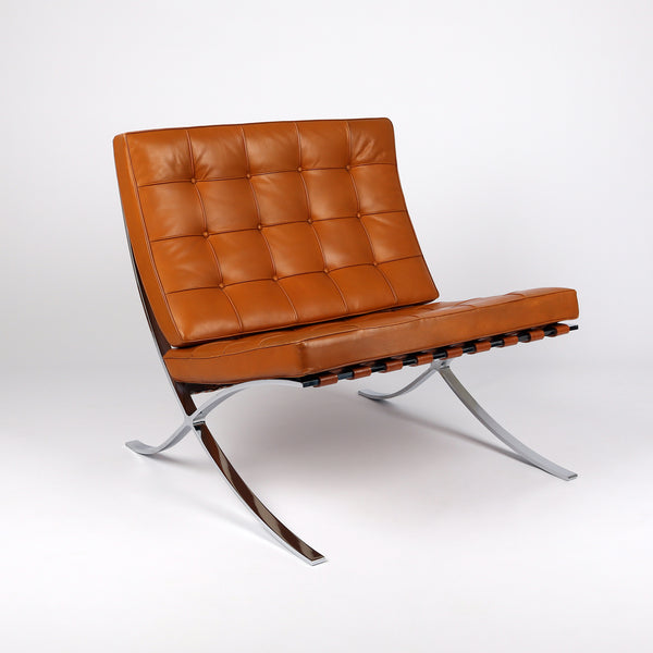 714 Knoll International Barcelona Chair von Mies van der Rohe – Frontalansicht eingedreht