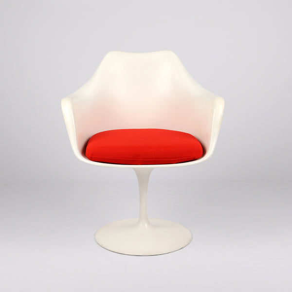 721 Knoll International Tulip Armchair von Eero Saarinen – Frontalansicht