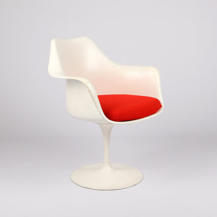 721 Knoll International Tulip Armchair von Eero Saarinen – Frontalansicht eingedreht