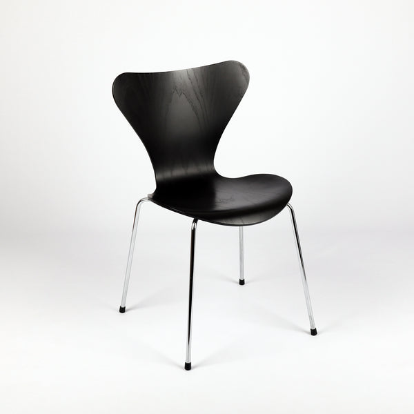 727 Fritz Hansen Stuhl der Serie 7 von Arne Jacobsen – Frontalansicht eingedreht