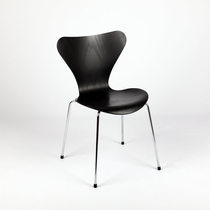 727 Fritz Hansen Stuhl der Serie 7 von Arne Jacobsen – Frontalansicht eingedreht