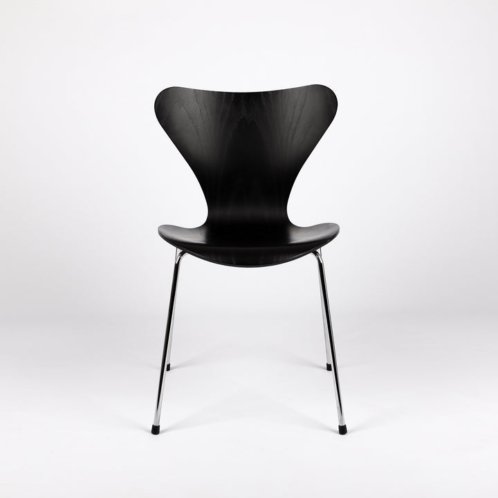 727 Fritz Hansen Stuhl der Serie 7 von Arne Jacobsen – Frontalansicht 