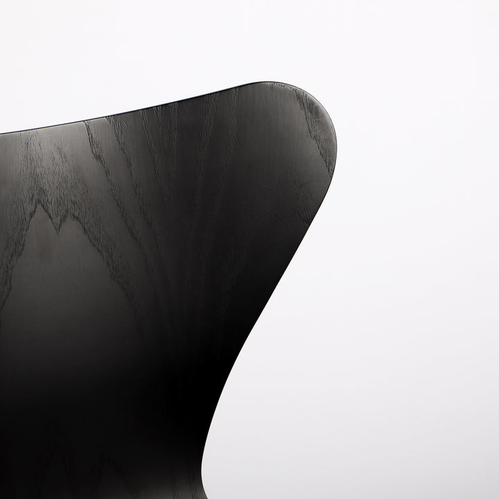 727 Fritz Hansen Stuhl der Serie 7 von Arne Jacobsen – Detailansicht Obere Rückenlehne von vorne