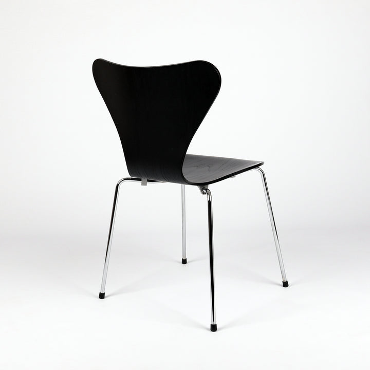 727 Fritz Hansen Stuhl der Serie 7 von Arne Jacobsen – Rückansicht