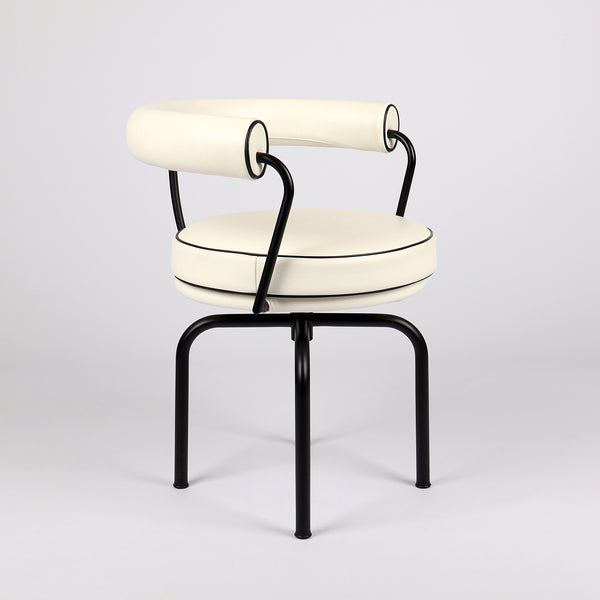 Cassina LC 7 Drehstuhl von Le Corbusier, Perriand und Jeanneret Frontalansicht eingedreht