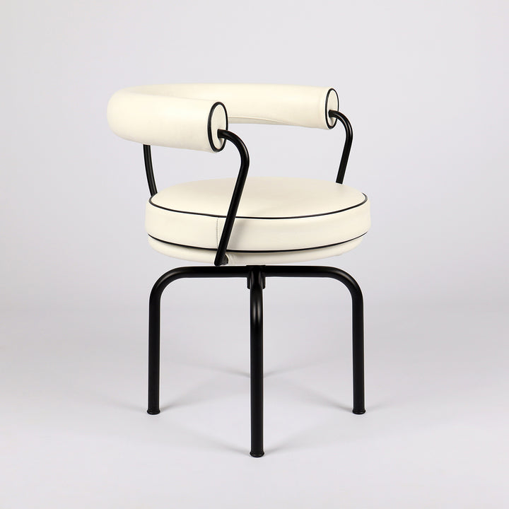 Cassina LC 7 Drehstuhl von Le Corbusier, Perriand und Jeanneret Frontalansicht eingedreht