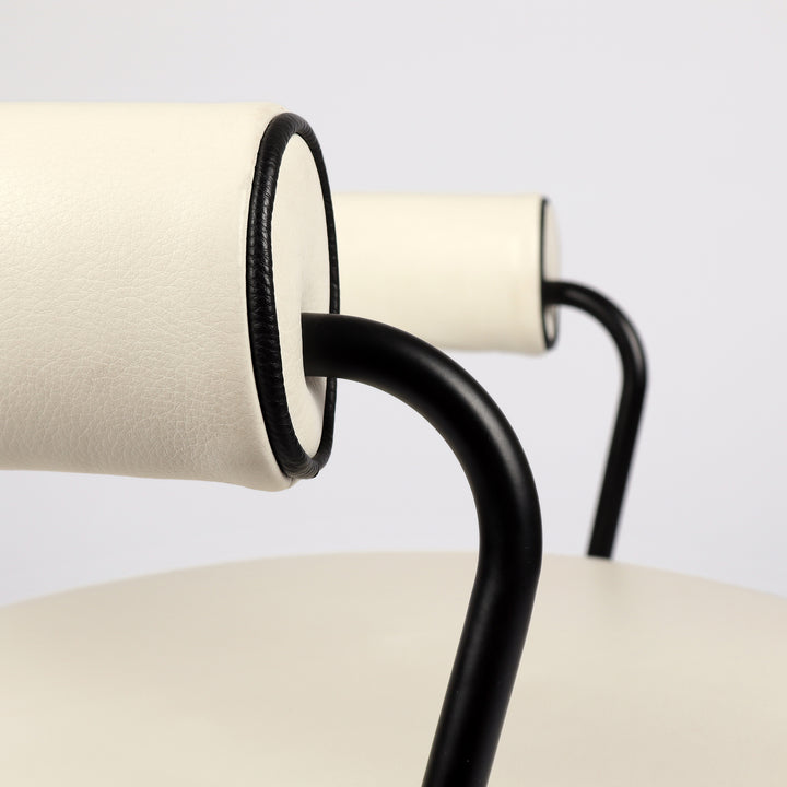 Cassina LC 7 Drehstuhl von Le Corbusier, Perriand und Jeanneret – Detailansicht Armlehne und Gestell rechts