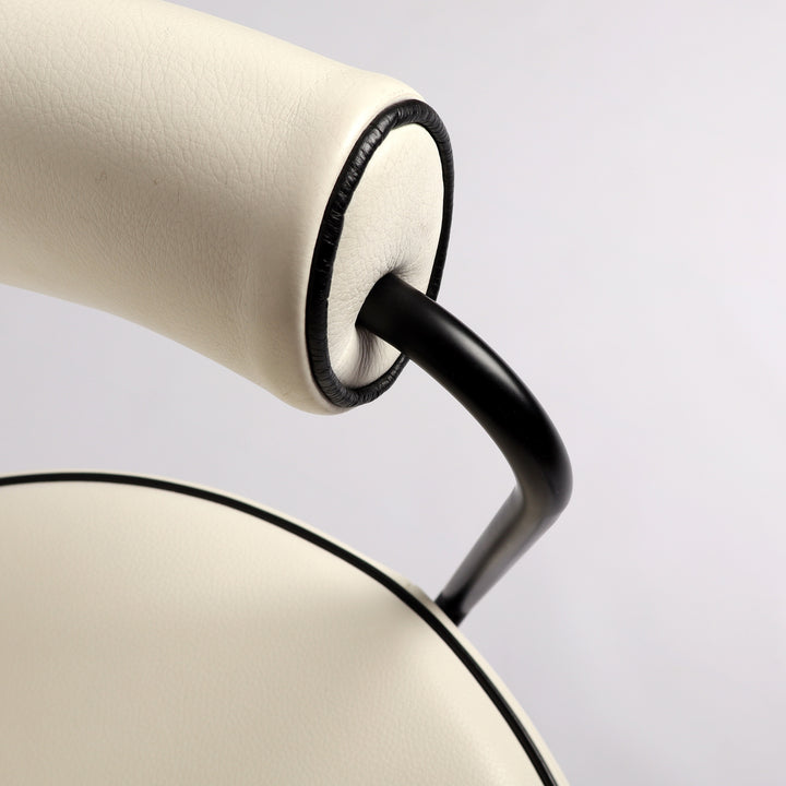 Cassina LC 7 Drehstuhl von Le Corbusier, Perriand und Jeanneret – Detailansicht Armlehne und Gestell links