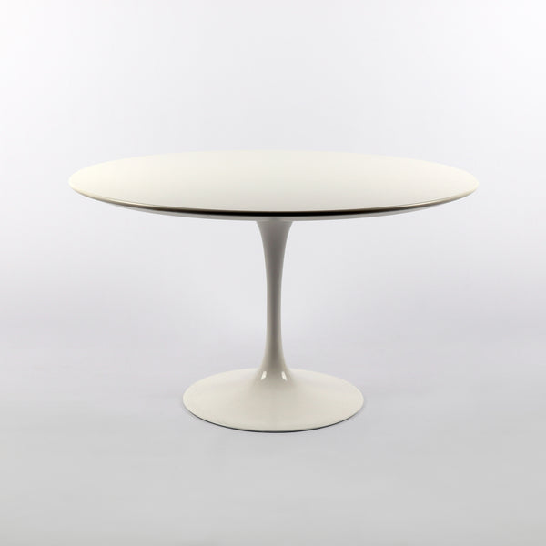 759 Knoll International Tulip Couchtisch von Eero Saarinen weiß – Frontalansicht
