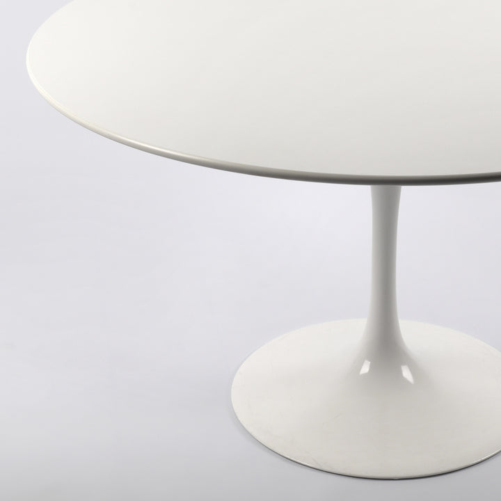 759 Knoll International Tulip Couchtisch von Eero Saarinen weiß – Detailansicht Tischplatte und Tulpenfuß