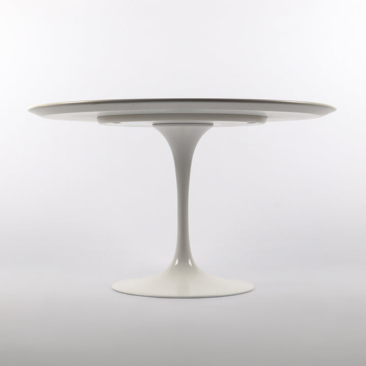 759 Knoll International Tulip Couchtisch von Eero Saarinen weiß – Frontalansicht von unten