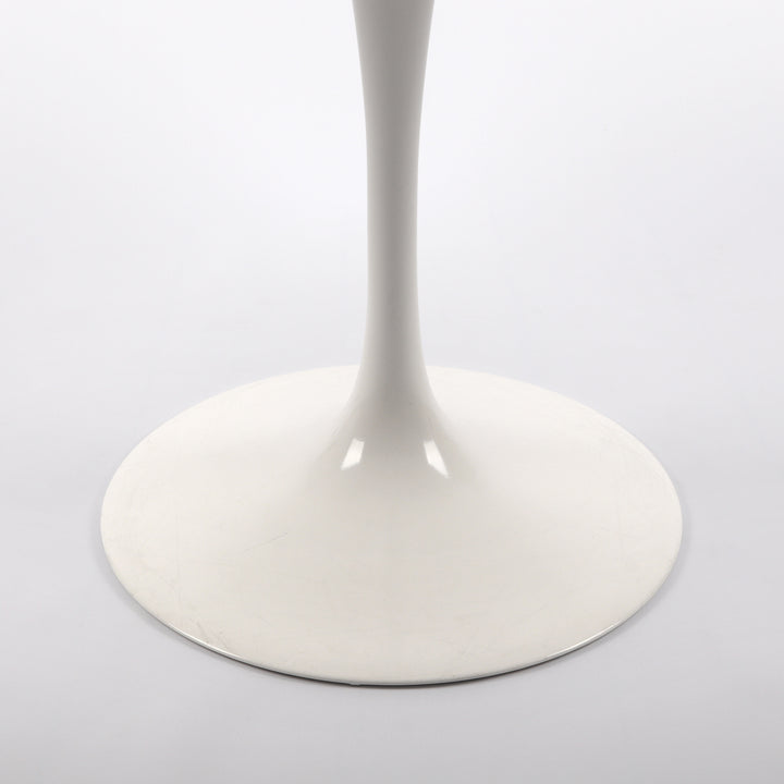 759 Knoll International Tulip Couchtisch von Eero Saarinen weiß – Detailansicht Tulpenfuß