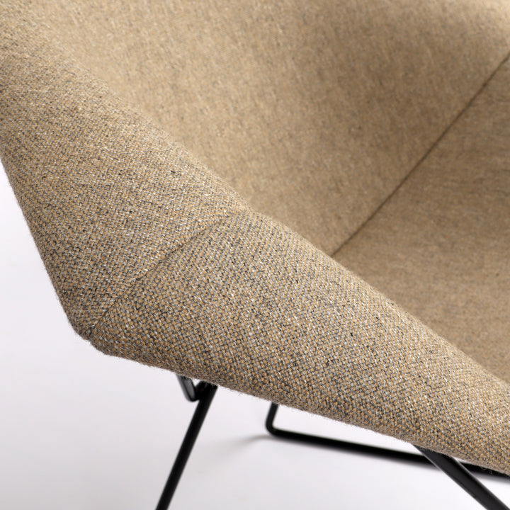 760 Knoll International Diamond Chair von Harry Bertoia Vollpolster beige – Detailansicht Armlehne und Sitzfläche