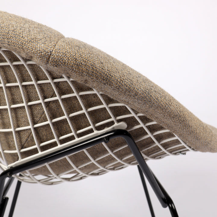 760 Knoll International Diamond Chair von Harry Bertoia Vollpolster beige – Detailansicht Gestell seitlich
