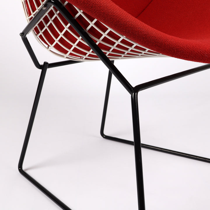 762 Knoll International Diamond Chair von Harry Bertoia Vollpolster rot – Detailansicht Gestell vorne rechts