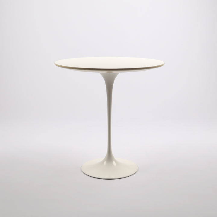 764 Knoll International Tulip Tisch von Eero Saarinen Beistelltisch weiß –Frontalansicht