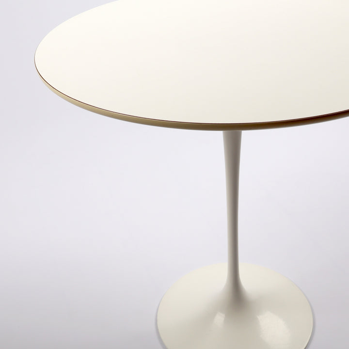 764 Knoll International Tulip Tisch von Eero Saarinen Beistelltisch weiß –Detailansicht Tischplatte und Tulpenfuß