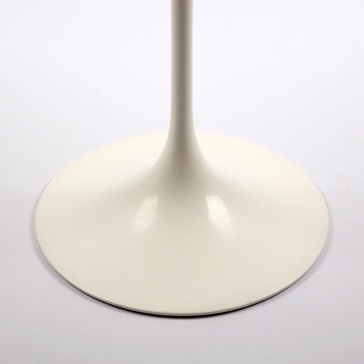 764 Knoll International Tulip Tisch von Eero Saarinen Beistelltisch weiß –Detailansicht Tulpenfuß