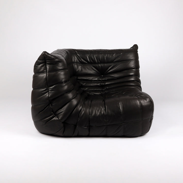 767 Ligne Roset Togo Ecksofa von Michel Ducaroy Leder schwarz –Frontalansicht eingedreht