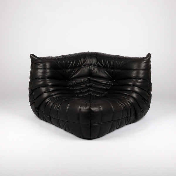 767 Ligne Roset Togo Ecksofa von Michel Ducaroy Leder schwarz – Frontalansicht
