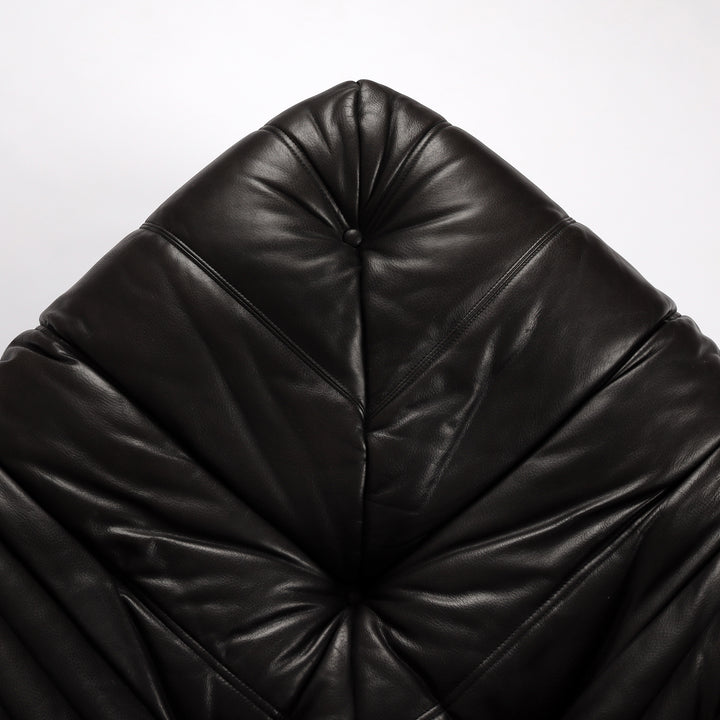 767 Ligne Roset Togo Ecksofa von Michel Ducaroy Leder schwarz –Detailansicht Sitzfläche von oben