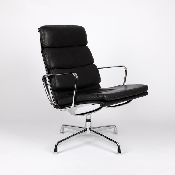 768 Vitra Eames Soft Pad Chair EA 216 Leder nero schwarz – Frontalansicht