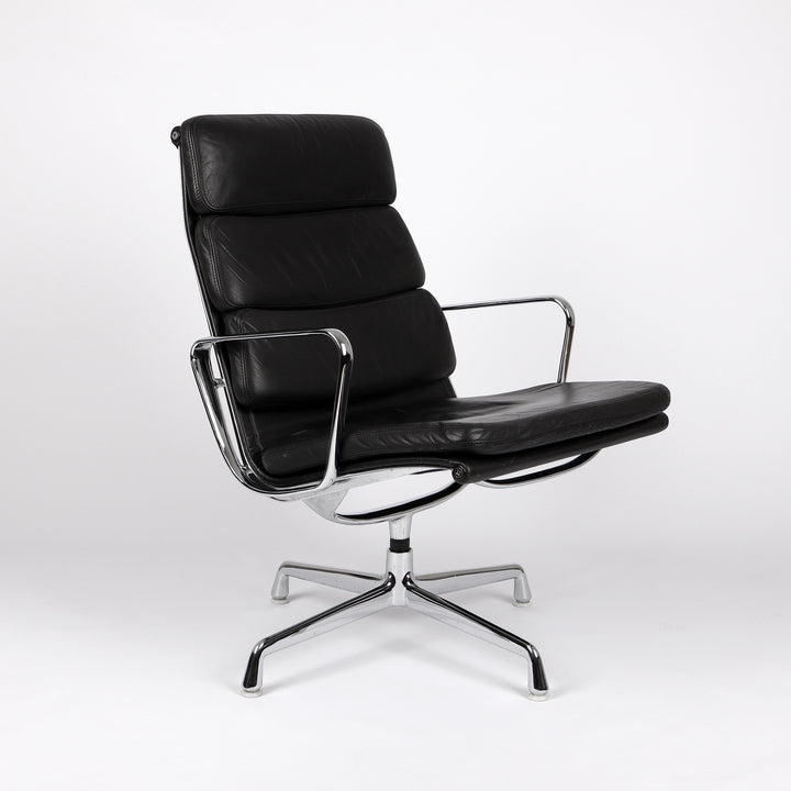 768 Vitra Eames Soft Pad Chair EA 216 Leder nero schwarz – Frontalansicht