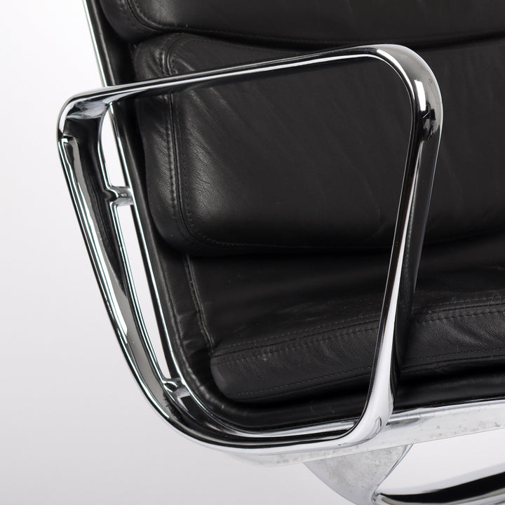768 Vitra Eames Soft Pad Chair EA 216 Leder nero schwarz – Detailansicht Arnmlehne rechts