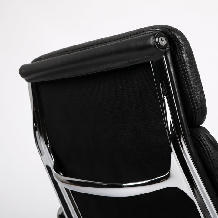 768 Vitra Eames Soft Pad Chair EA 216 Leder nero schwarz – Detailansicht Obere Rückenlehne von hinten