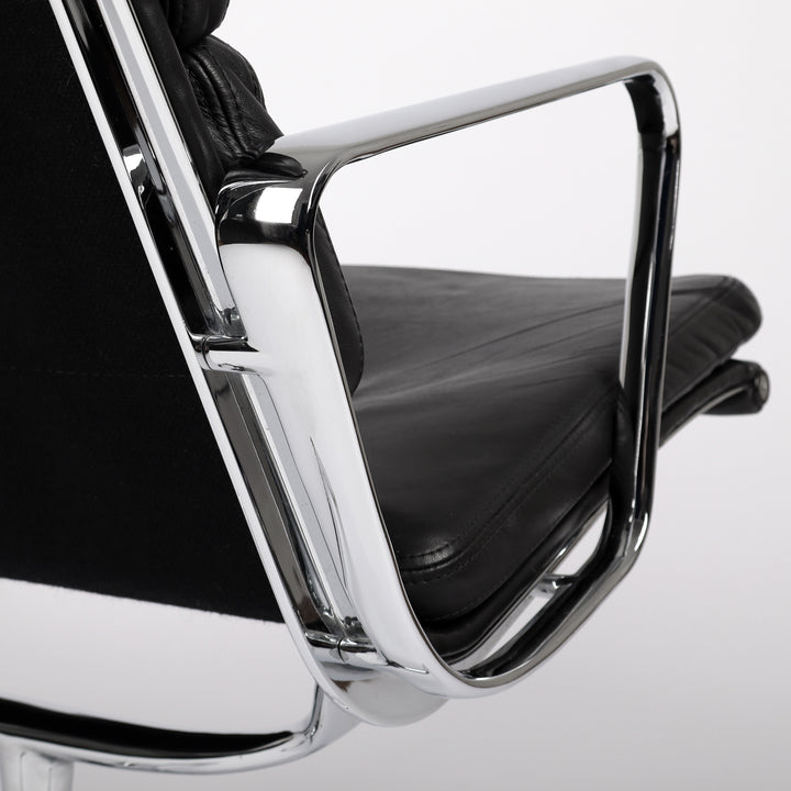 768 Vitra Eames Soft Pad Chair EA 216 Leder nero schwarz – Detailansicht Armlehne rechts von hinten
