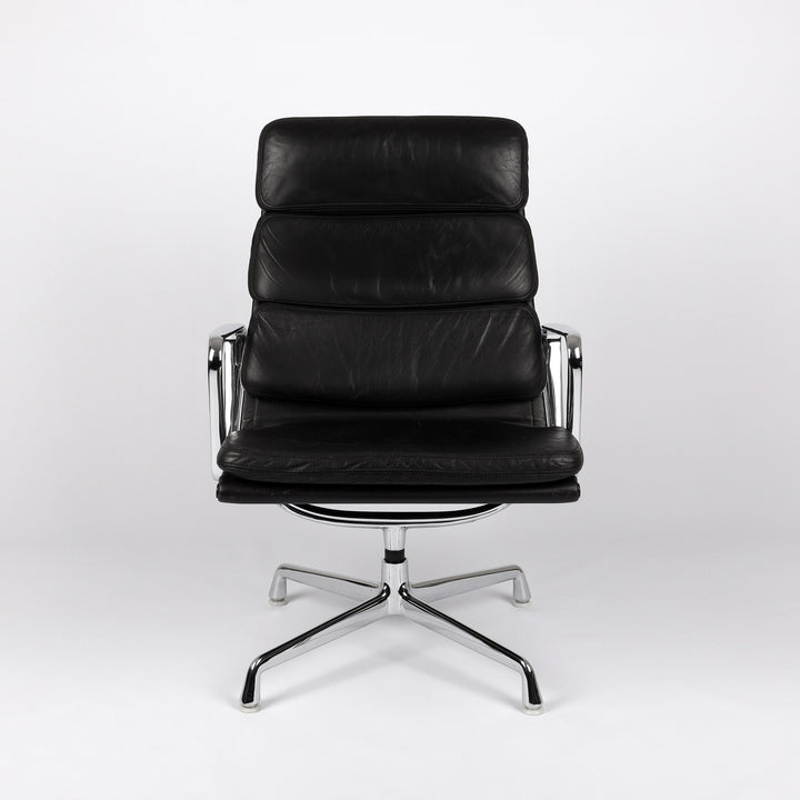 768 Vitra Eames Soft Pad Chair EA 216 Leder nero schwarz – Frontalansicht