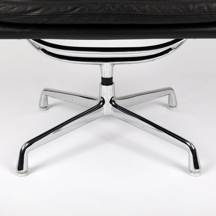 768 Vitra Eames Soft Pad Chair EA 216 Leder nero schwarz – Detailansicht Gestell