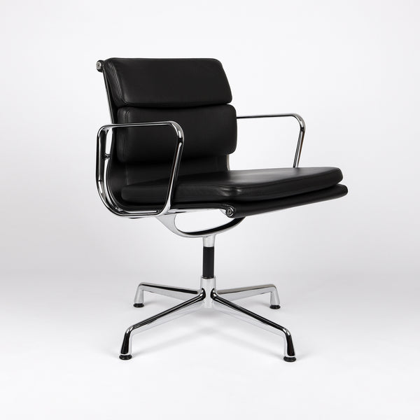 773 Vitra Eames Soft Pad Chair EA 208 Leder nero schwarz – Frontalansicht eingedreht