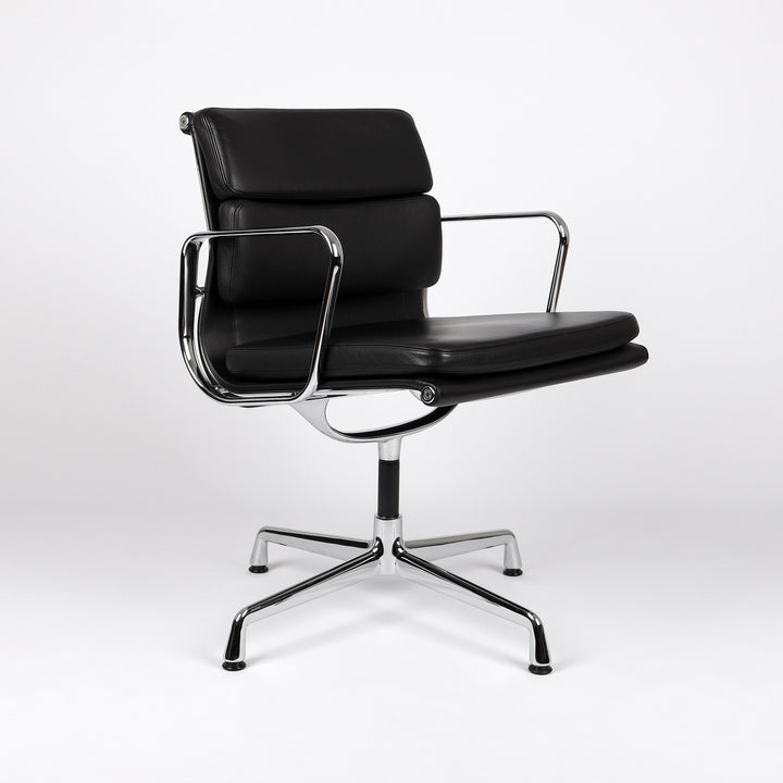 773 Vitra Eames Soft Pad Chair EA 208 Leder nero schwarz – Frontalansicht eingedreht