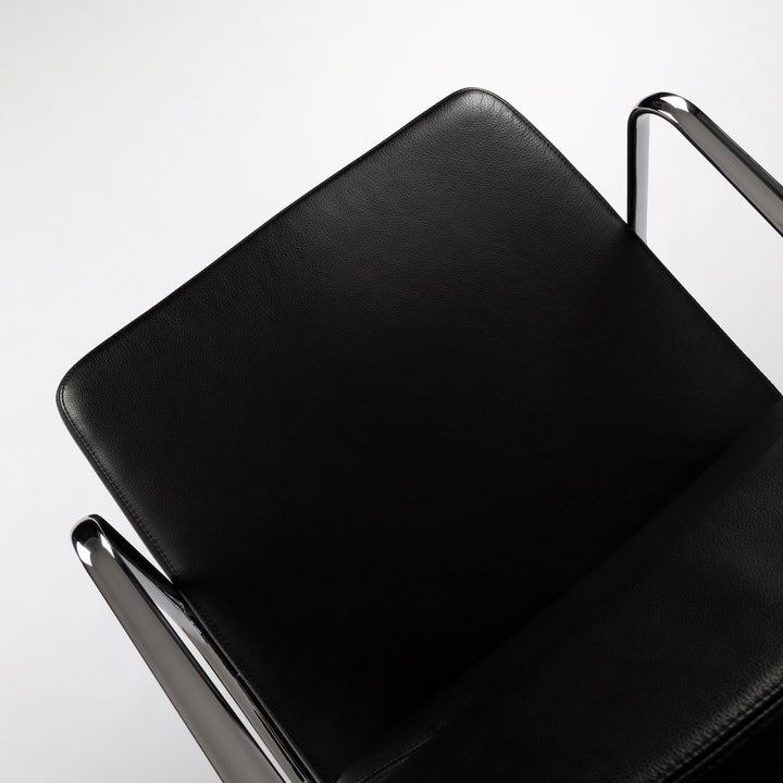 773 Vitra Eames Soft Pad Chair EA 208 Leder nero schwarz – Detailansicht Sitzfläche