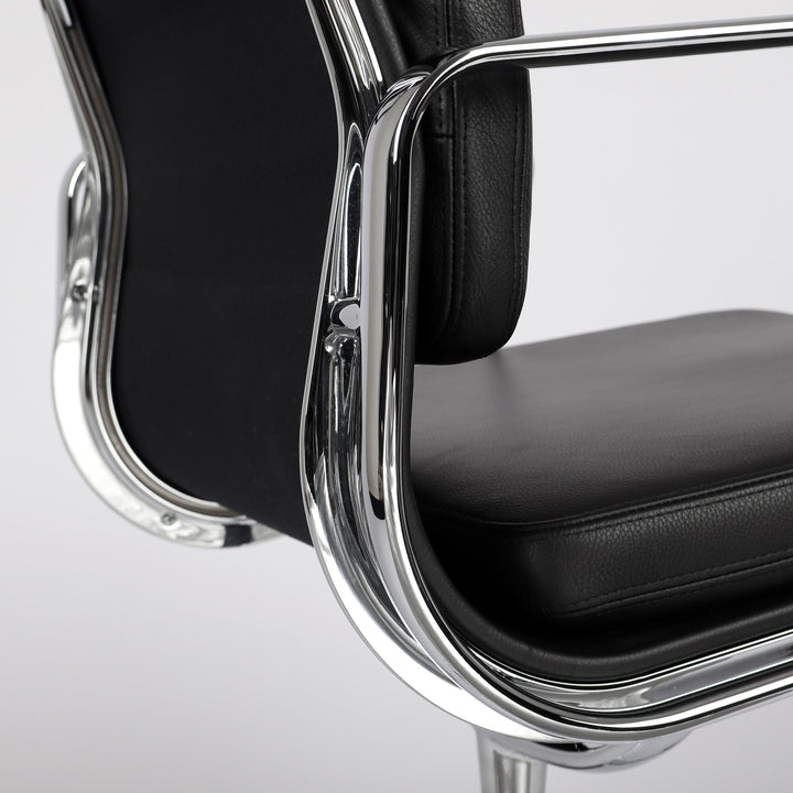 773 Vitra Eames Soft Pad Chair EA 208 Leder nero schwarz – Detailansicht Seitenprofil und Sitzfläche seitlich