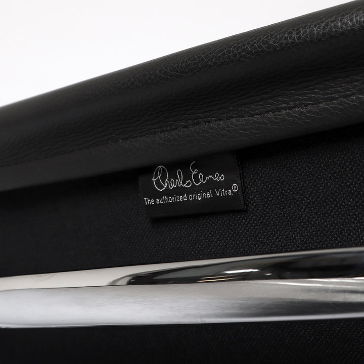 773 Vitra Eames Soft Pad Chair EA 208 Leder nero schwarz – Detailansicht Herstellernachweis Rückseite