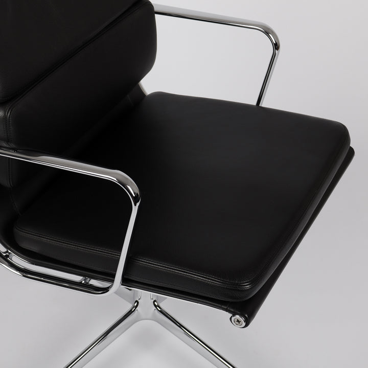 773 Vitra Eames Soft Pad Chair EA 208 Leder nero schwarz – Detailansicht Sitzfläche seitlich