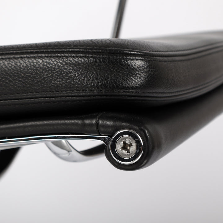 773 Vitra Eames Soft Pad Chair EA 208 Leder nero schwarz – Detailansicht Leder Sitzfläche vorne rechts
