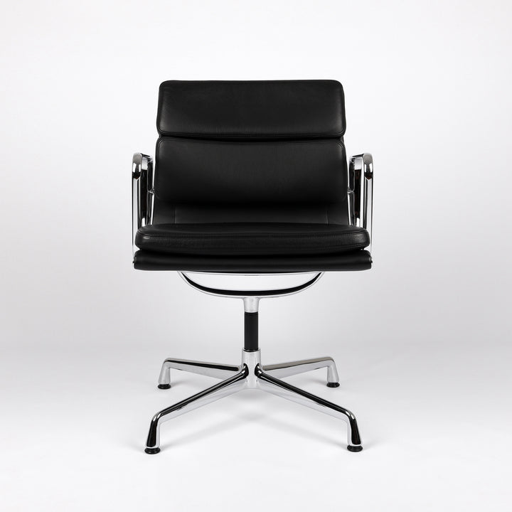 773 Vitra Eames Soft Pad Chair EA 208 Leder nero schwarz – Frontalansicht