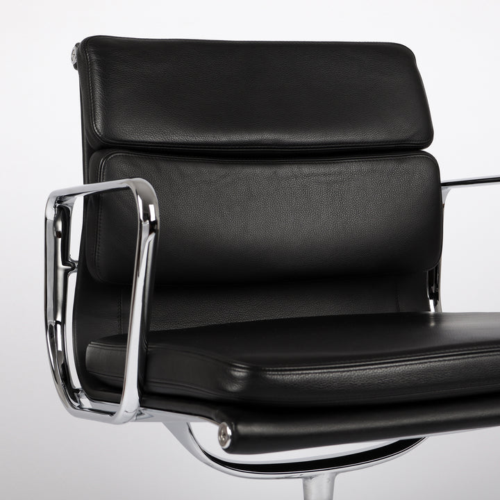 773 Vitra Eames Soft Pad Chair EA 208 Leder nero schwarz – Detailaufnahme Rückenlehne und Sitzfläche