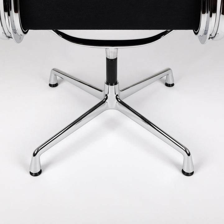 773 Vitra Eames Soft Pad Chair EA 208 Leder nero schwarz – Detailaufnahme Gestell