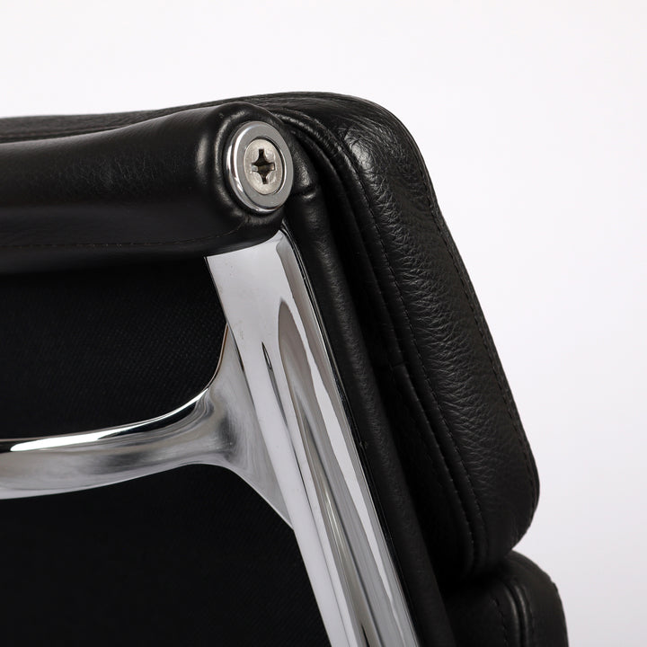 773 Vitra Eames Soft Pad Chair EA 208 Leder nero schwarz – Detailaufnahme Obere Rückenlehne von hinten