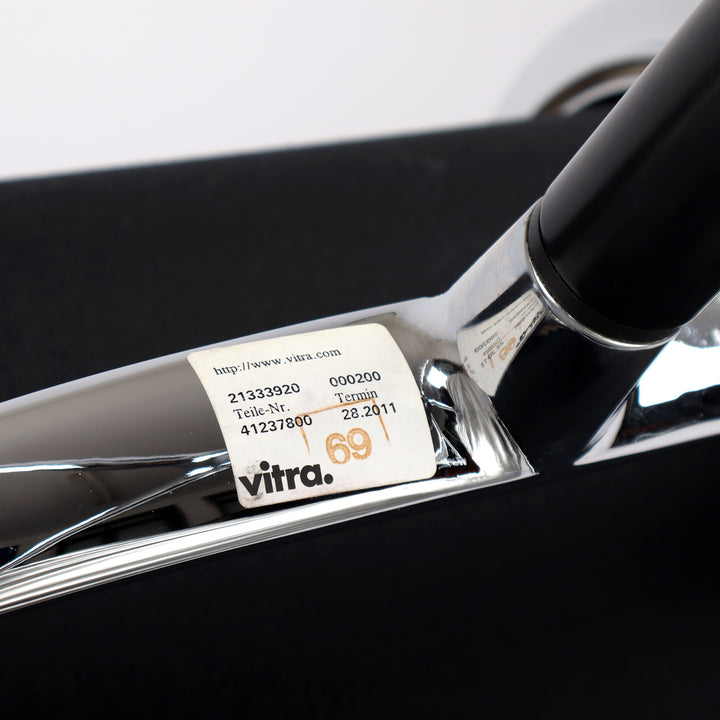773 Vitra Eames Soft Pad Chair EA 208 Leder nero schwarz – Detailansicht Herstellernachweis Unterseite