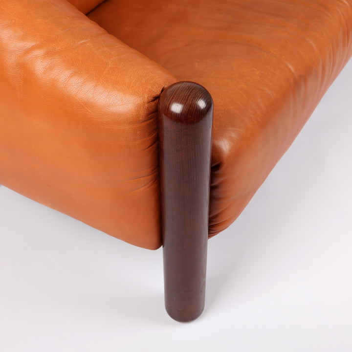 774 De Sede Zweisitzer Sofa DS 27 b Leder cognacbraun – Detailansicht Armlehne und Holzfuß vorne rechts