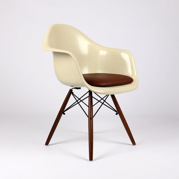 776 Vitra Eames Fiberglas Armchair DAW parchment – Frontalansicht eingedreht